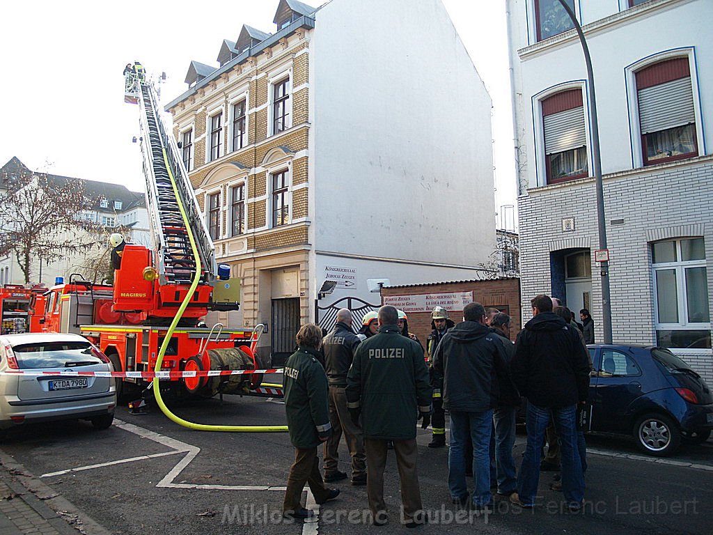 Einsatz Feuerwehr SEK Polizei Koeln Nippes Merheimerstr P067.JPG